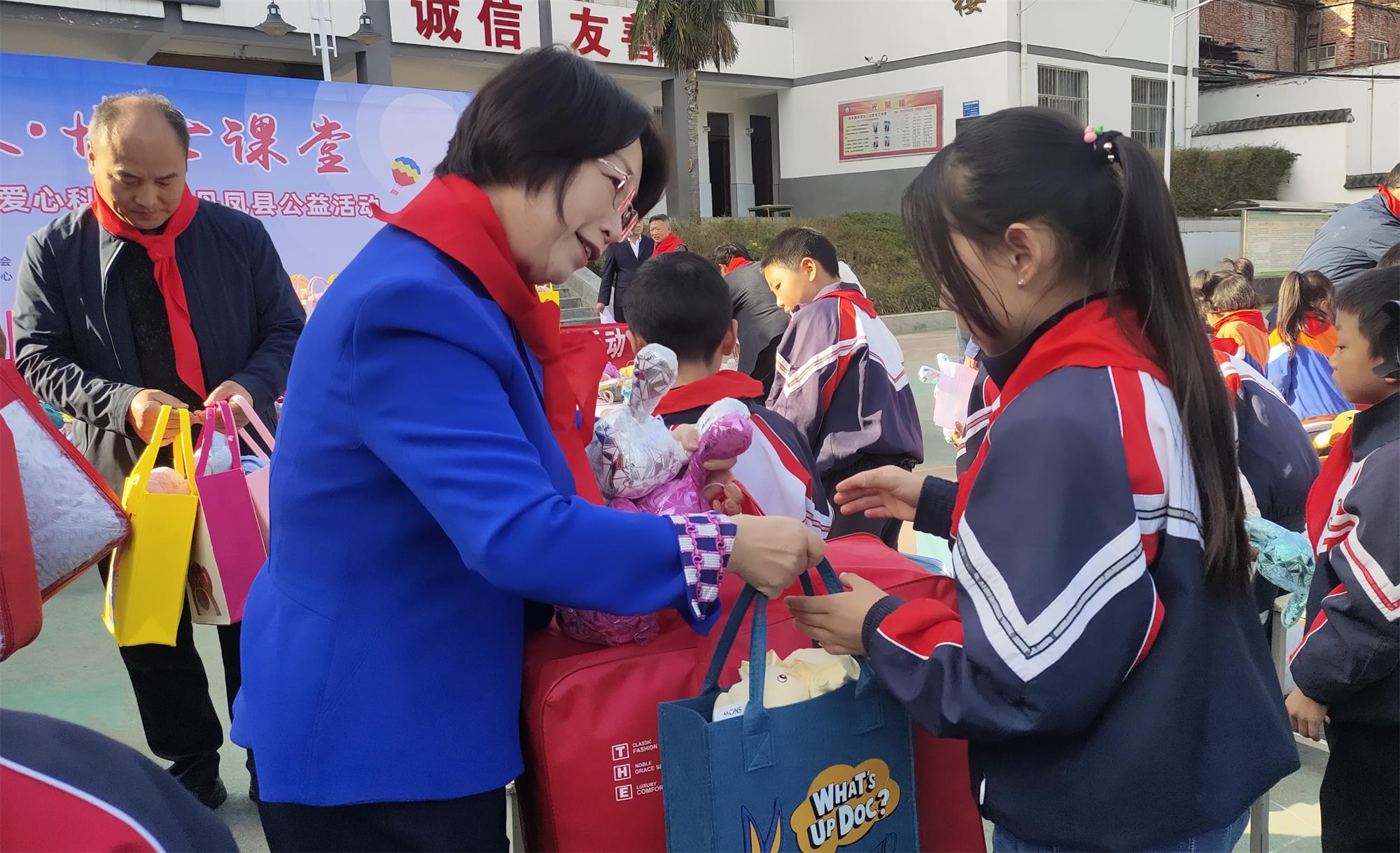 ggpoker官网科技·博士课堂 关爱墟落儿童爱心科普进校园公益运动圆满完成 ggpoker官网科技·博士课堂 关爱墟落儿童爱心科普进校园公益运动圆满完成